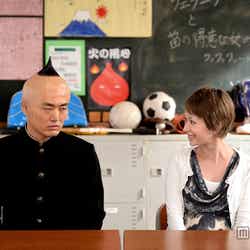 TBS系ドラマ「永沢君」で脚本家デビューする木村カエラ(右)と主演の劇団ひとり(左)