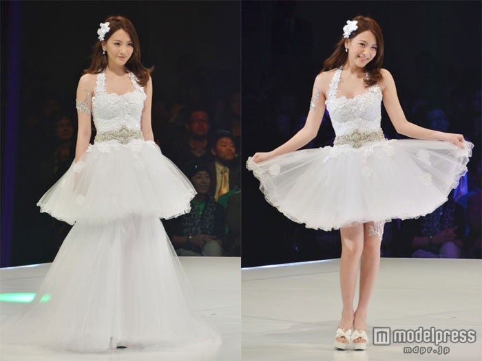 優雅なウエディングドレスから、キュートなミニドレスに変身。（KARAジヨン）