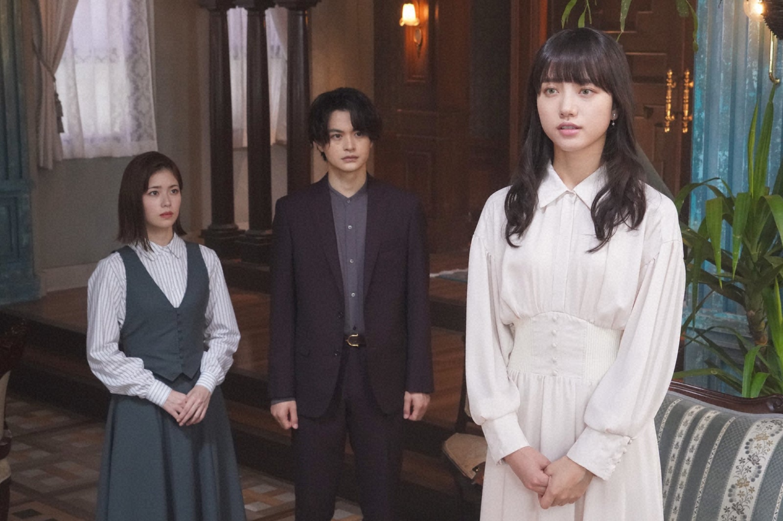 小芝風花、瀬戸康史、清原果耶／「霊媒探偵・城塚翡翠」第1話より（C）日本テレビ