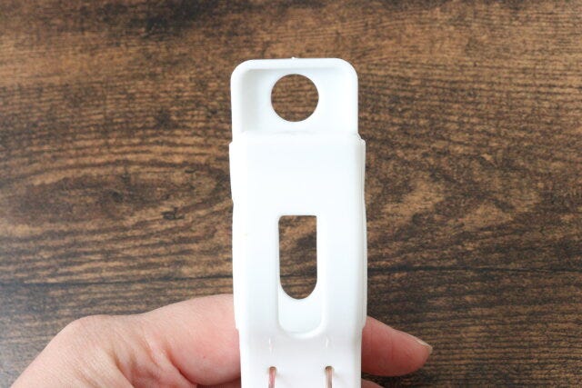 ハンガーも固定できる洗濯バサミ（3個）　ダイソー　形状