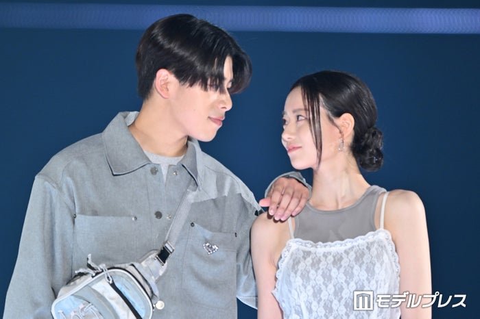 なこなこカップル、近距離で微笑み合う なごみは美ウエスト披露【GirlsAward 2024 S／S】