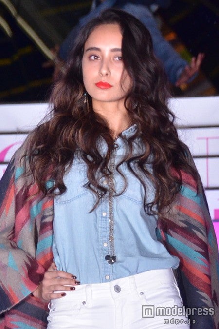 石田ニコル、美脚全開70’sスタイルで表参道に降臨