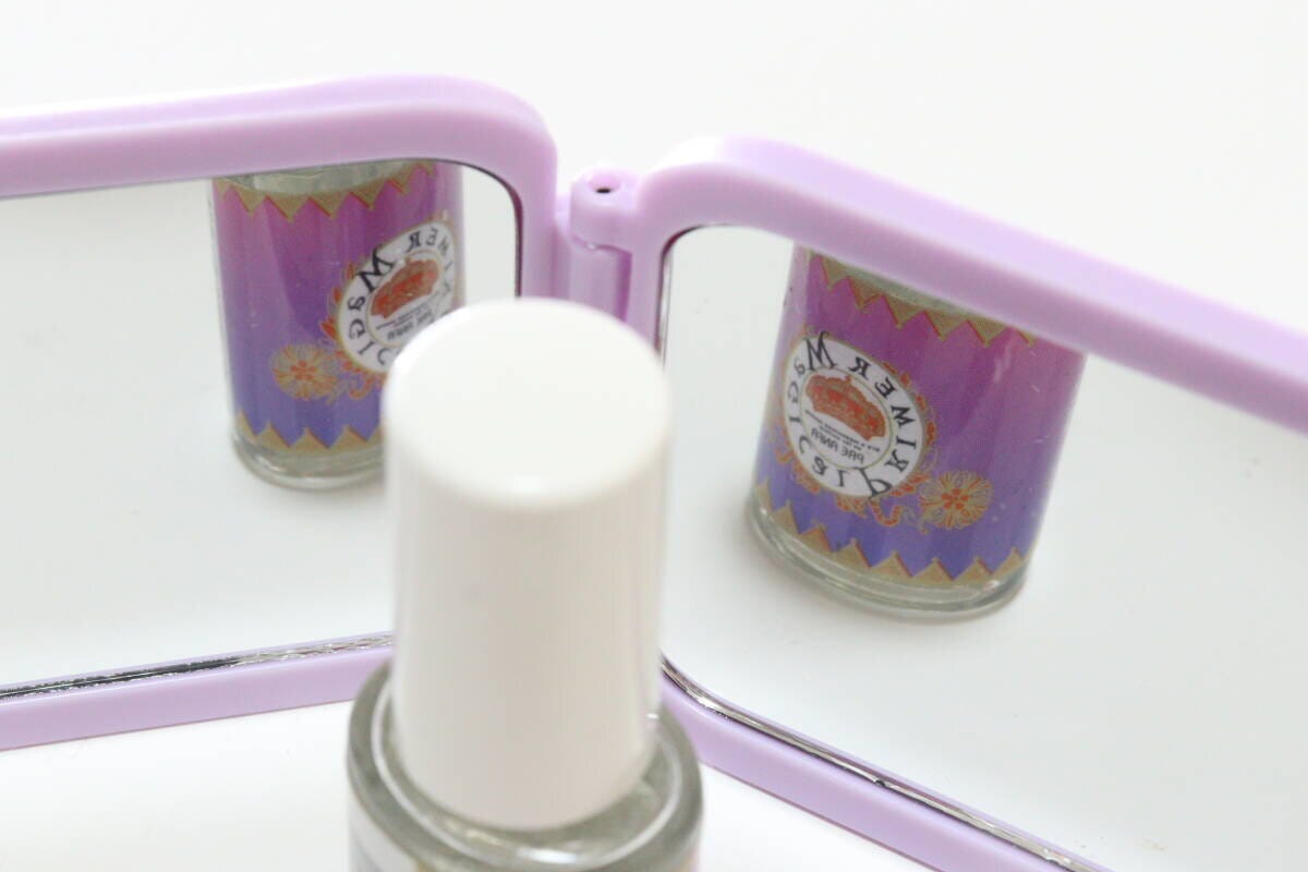 持ち運べるコンパクトミラー　拡大鏡付き