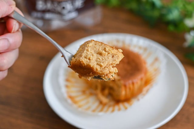 セブンイレブンのキャラメルバスクチーズケーキをフォークですくっているところ