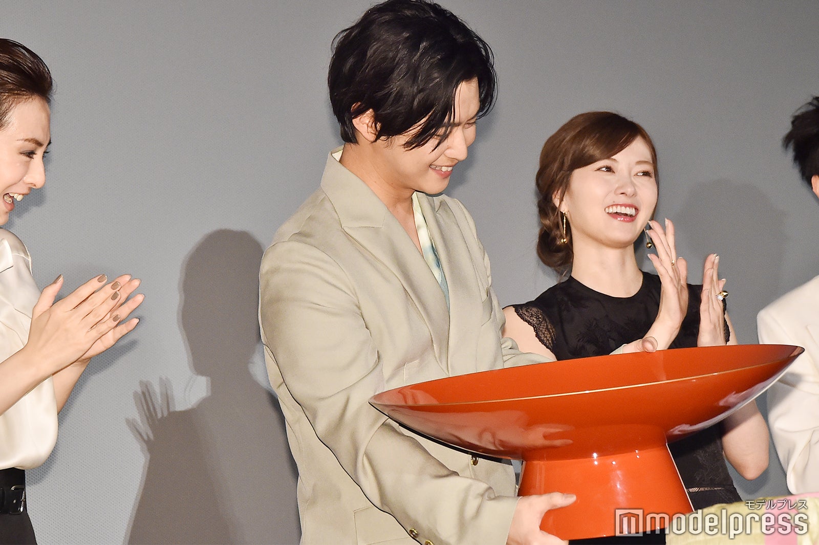 飲み干す！／北川景子、千葉雄大、白石麻衣 （C）モデルプレス