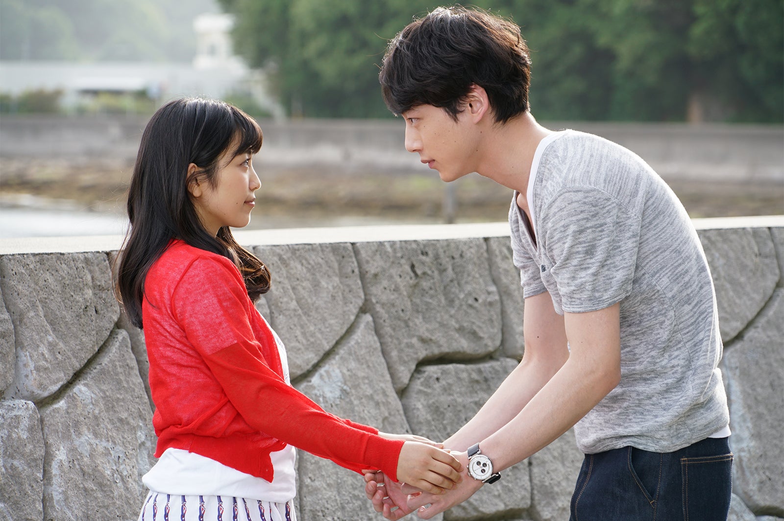 miwa＆坂口健太郎、手をぎゅっと掴んで…！（C）「君と100回目の恋」製作委員会
