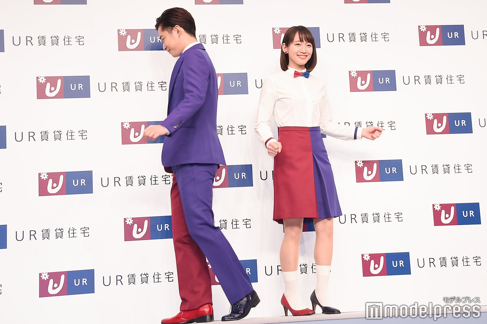 ターンを決める千葉雄大、吉岡里帆（C）モデルプレス