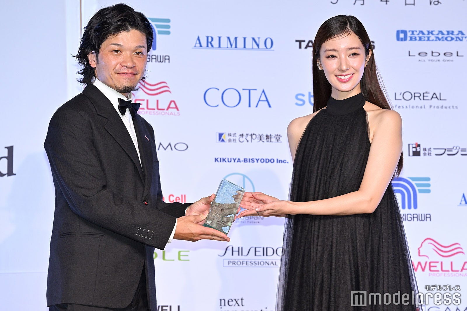 （右）宮本茉由（C）モデルプレス