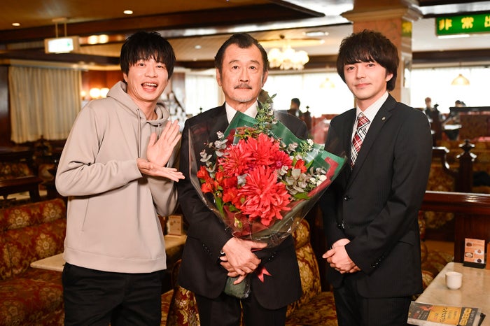 田中圭が涙「一生忘れない」吉田鋼太郎・林遣都らと「おっさんずラブ-リターンズ-」クランクアップ 最終回に言及