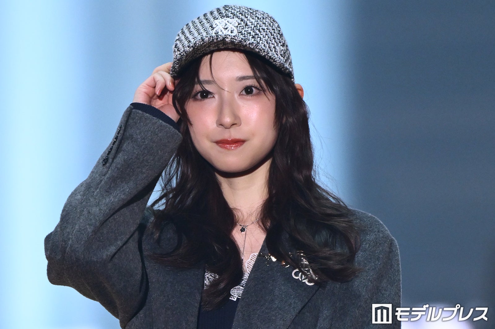 日向坂46金村美玖、キャップ×ウェーブヘア ジャケット使った秋コーデ【TGC2026A/W】
