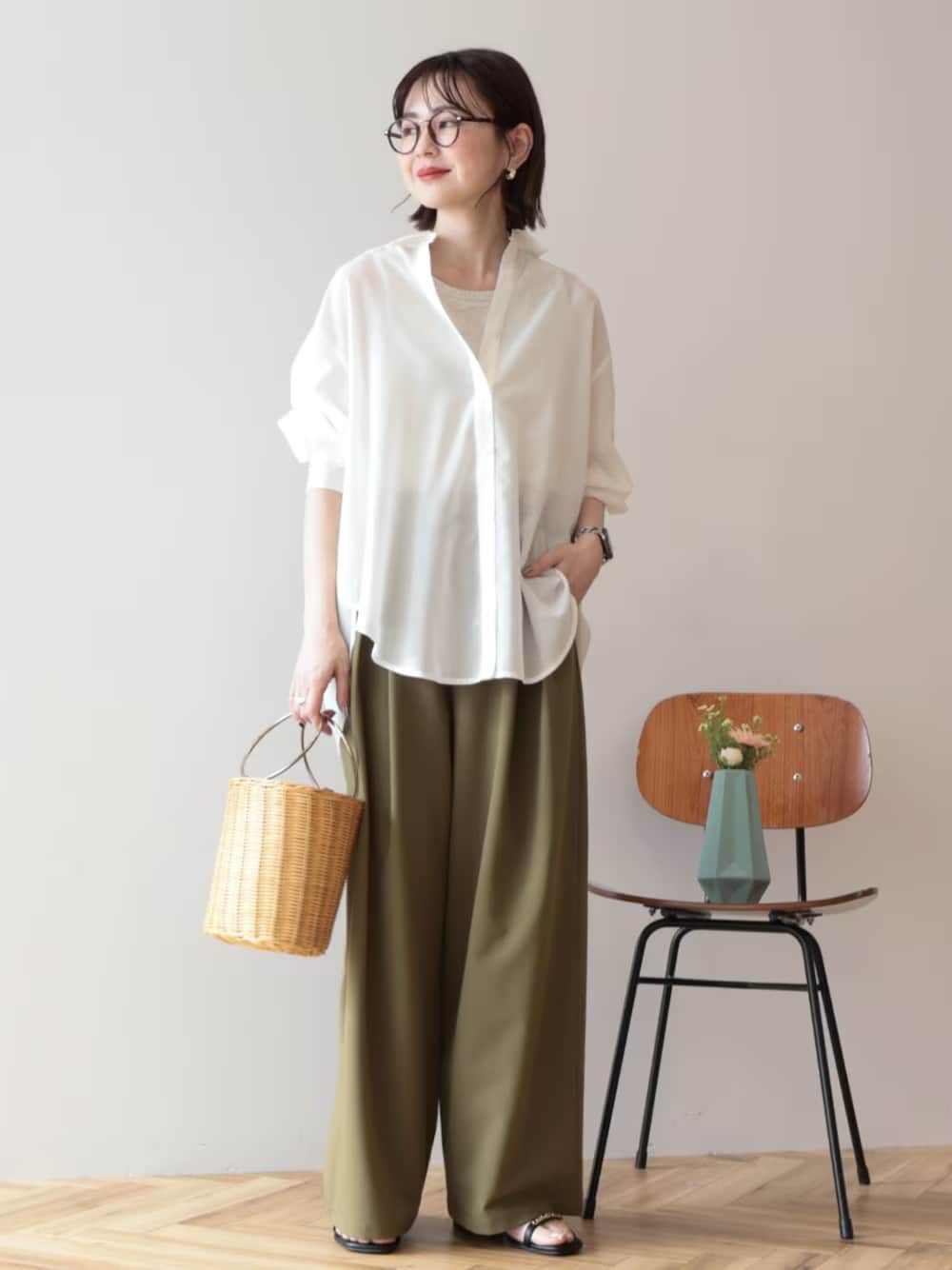 きれいめにもカジュアルにも着られるシンプルな白シャツは万能 出典:WEAR