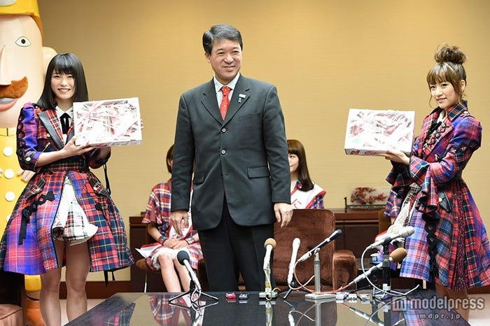 (左から)横山由依、泉田裕彦県知事、高橋みなみ(C)AKS