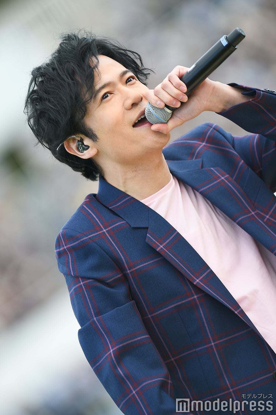 歌う稲垣吾郎 （C）モデルプレス