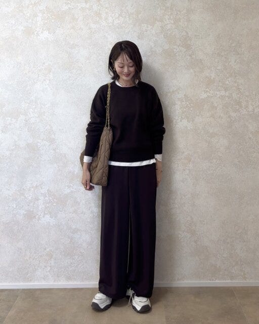 ユニクロスムースコットンクルーネックセーターの上下ブラウンコーデ