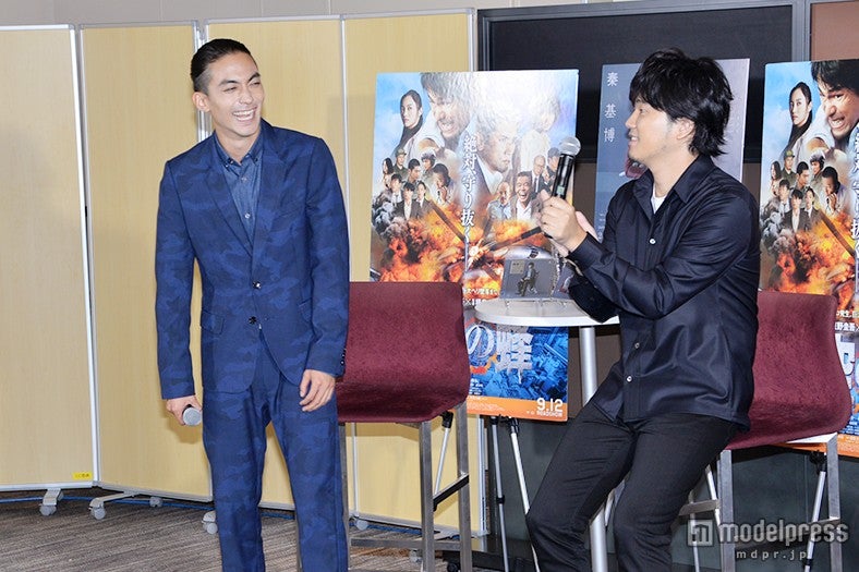 永瀬匡の生歌唱に拍手を送る秦基博（右）