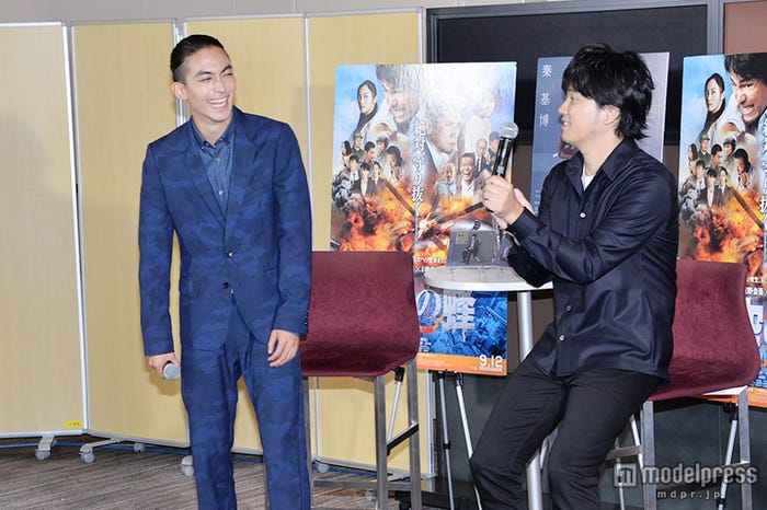 永瀬匡の生歌唱に拍手を送る秦基博(右)