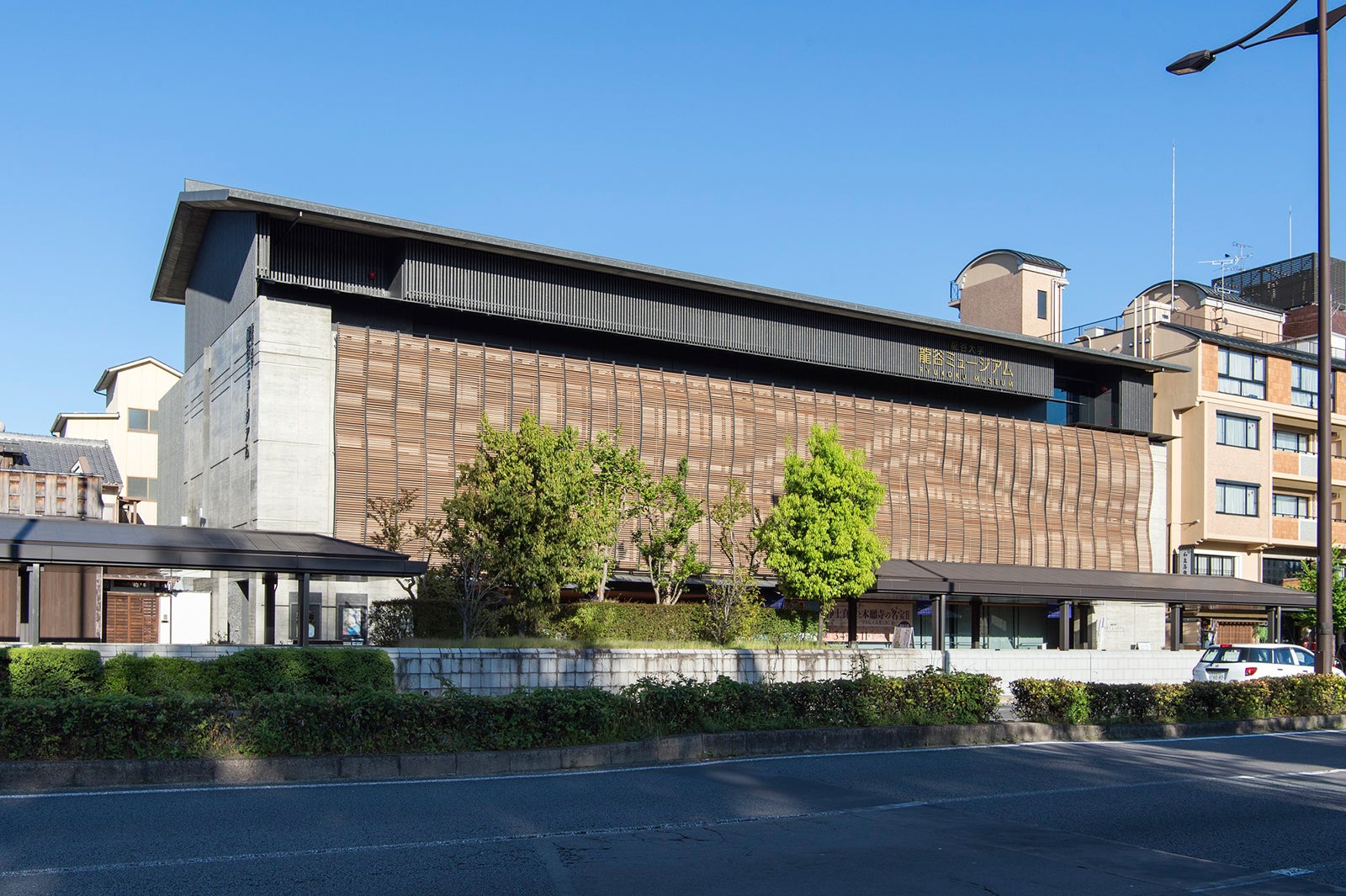 龍谷大学龍谷ミュージアム／画像提供：京都市都市計画局 広告景観づくり推進室