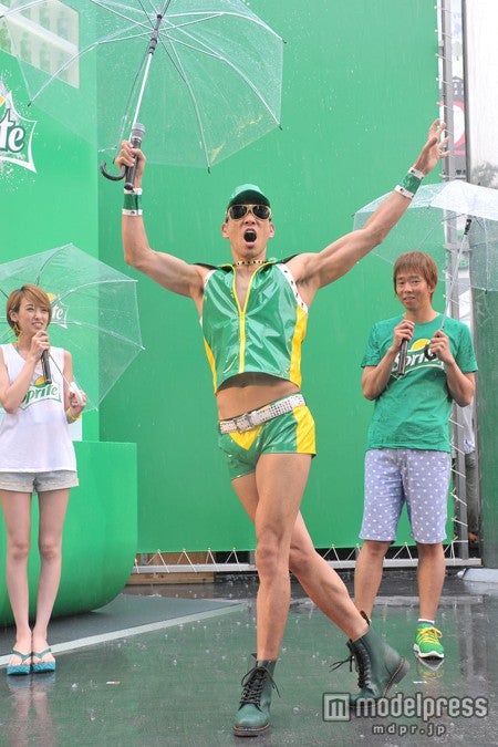 持ちネタを披露するレイザーラモンHG