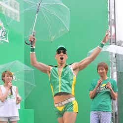 持ちネタを披露するレイザーラモンHG