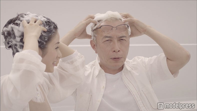 左から：石原さとみ、所ジョージ（新CM「会話編（所ジョージ）」）