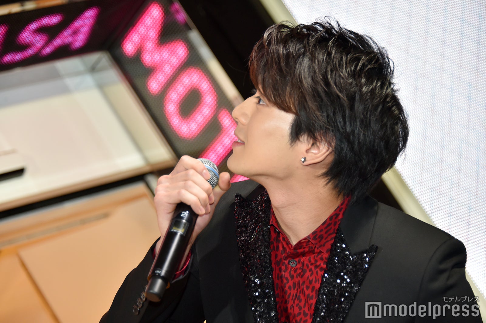 自身が映し出されている巨大LEDを見上げる新田真剣佑（C）モデルプレス