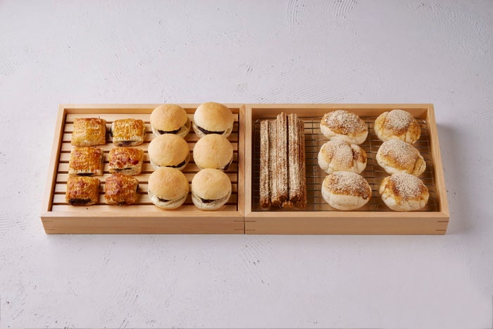 右から：白いコッペのきな粉パン、きな粉の生チュロス、あんバターパン、あんこパイ／提供画像／提供画像