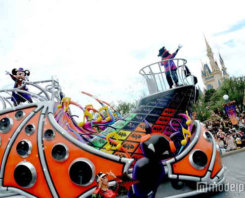 ディズニー・ハロウィーン、ランド新パレード初お披露目 “スモークバブル”が楽しい!