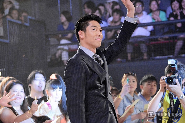 “スカル“カーペットを闊歩するAKIRA