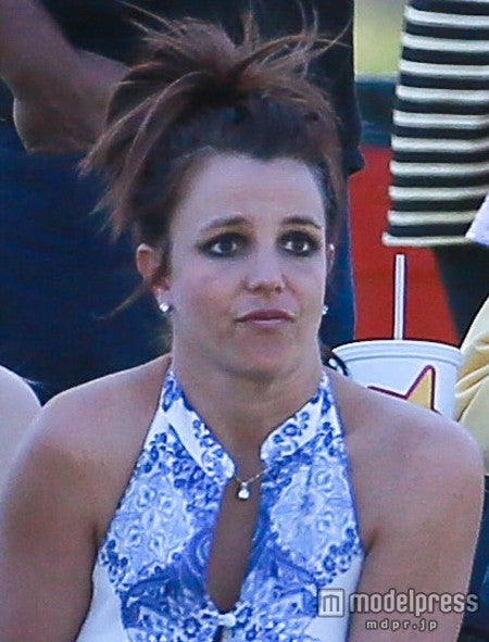 昨年4月、息子たちのサッカーの試合を観戦中のブリトニー。WENN.com／Zeta Image【モデルプレス】