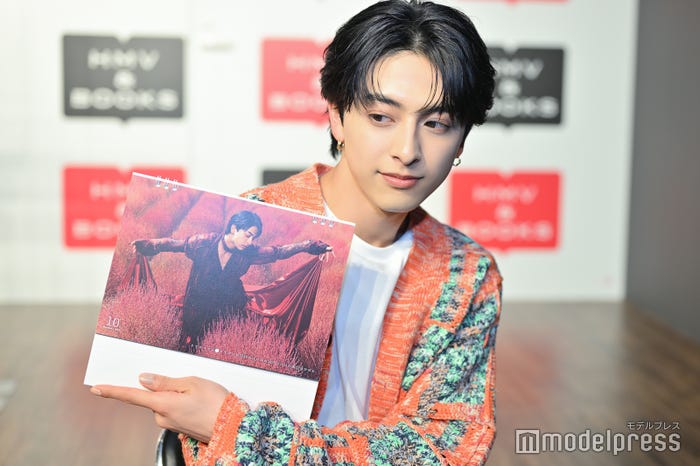 お気に入りカットを見せてくれた新原泰佑(C)モデルプレス