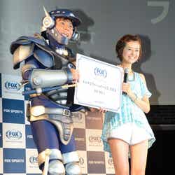(左から)岡田圭右、鈴木ちなみ