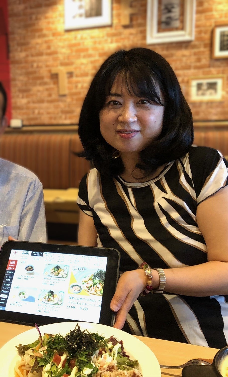 当社開発テーブルショットと一緒に／藤井由実子氏／提供画像