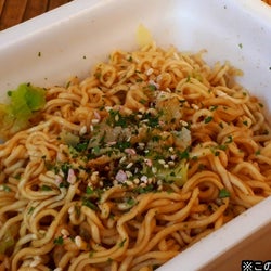 SixTONESジェシーも注目!ペヤング獄激辛やきそばを激辛好きのタイ人が食べたらどうなる?