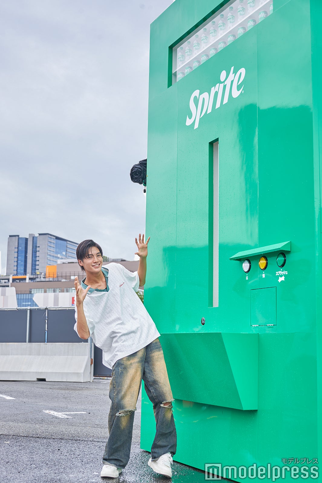 スプラッシュ自販機の大きさに驚く隆華さん（C）モデルプレス
