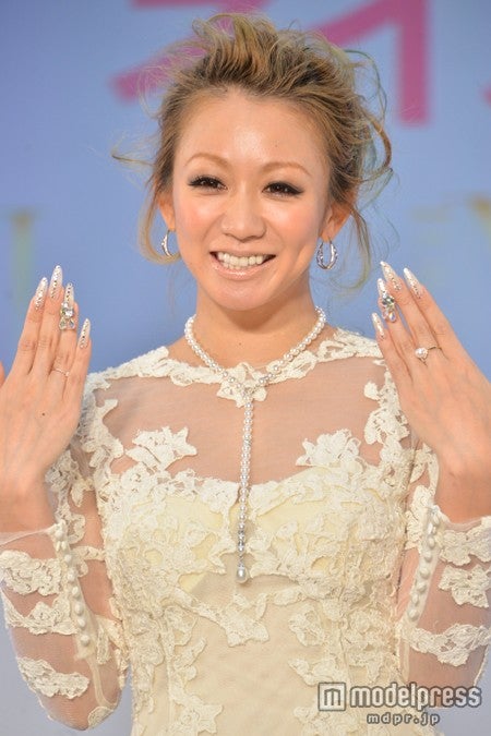 ネイルをアピールする倖田來未