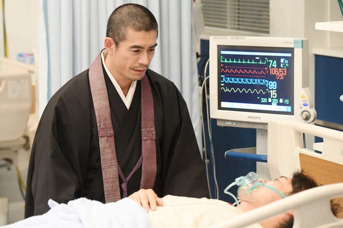 伊藤英明/「病室で念仏を唱えないでください」第3話より(C)TBS