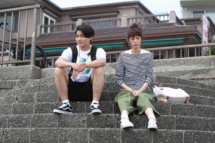 レイヤード風トップスで首元にアクセント(C)フジテレビ