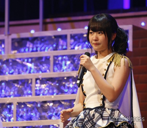 選抜に選ばれ涙する中西智代梨／（c）AKS