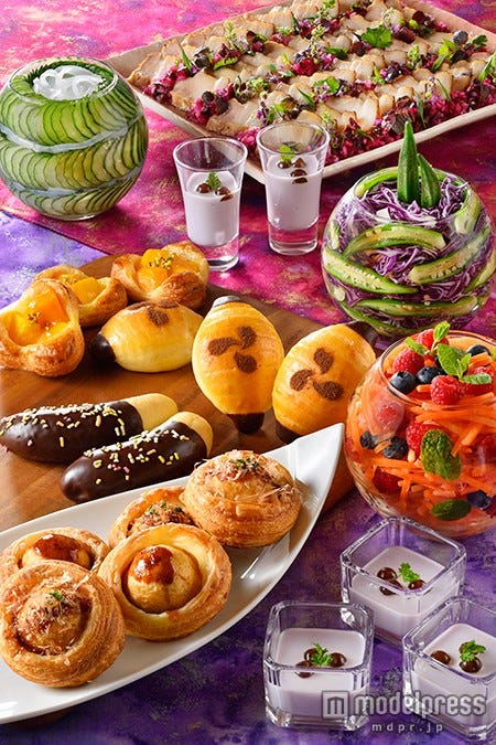 ブッフェ(イメージ)“たこ焼きデニッシュ”(手前左)、“提灯ブレッド”(中央)(C)Disney