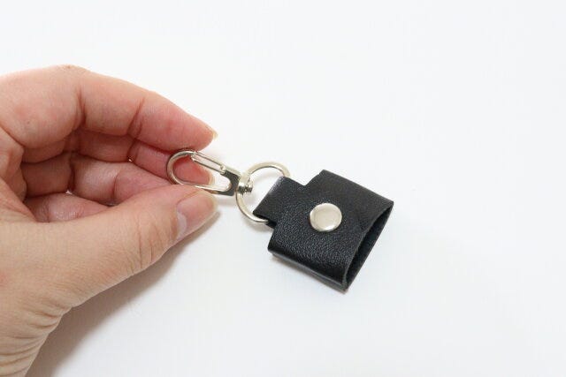 ダイソーの便利なケーブルクリップ（フェイクレーザー、カラビナタイプ）