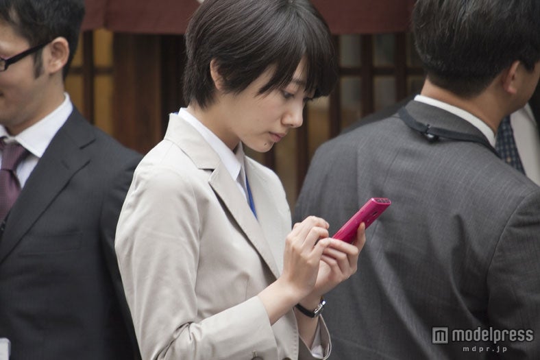 波瑠／NTT ドコモ「dマーケット BOOKストア」新TVCM「新社会人のきみへ」編メイキングショット