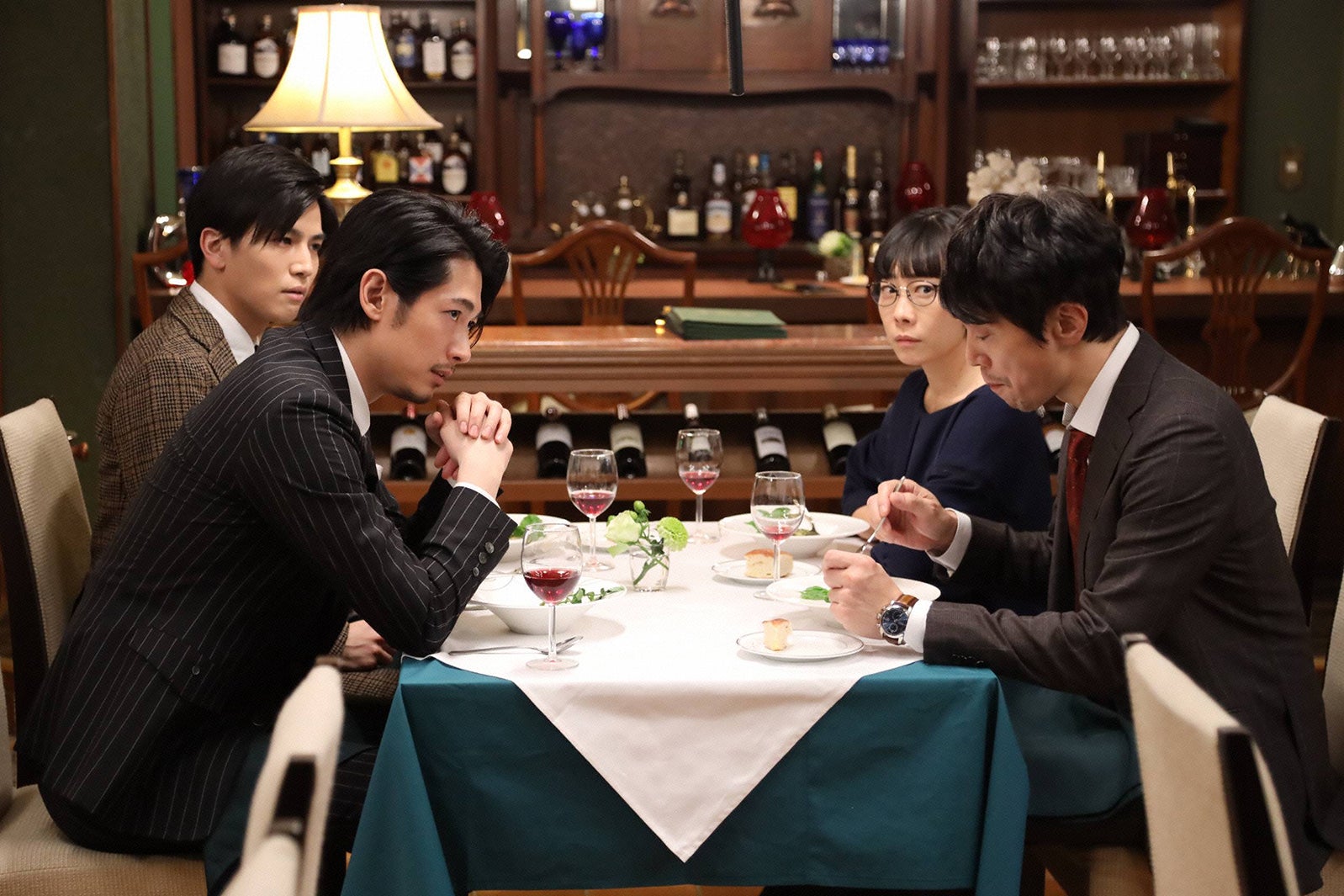 （左から）岩田剛典、ディーン・フジオカ、山田真歩、佐々木蔵之介／「シャーロック」第9話より（C）フジテレビ