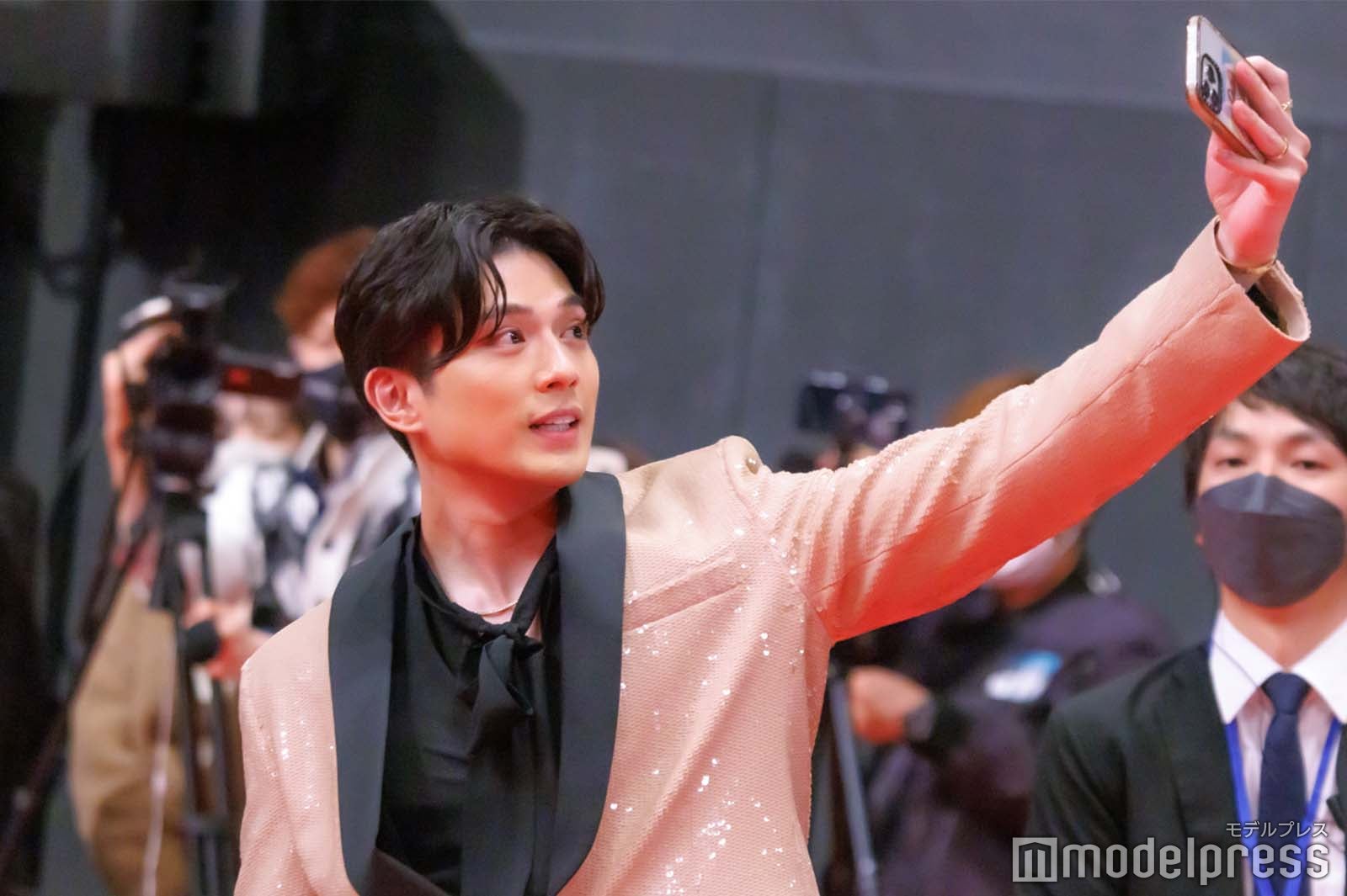 観客とセルフィーを撮る新田真剣佑（C）モデルプレス