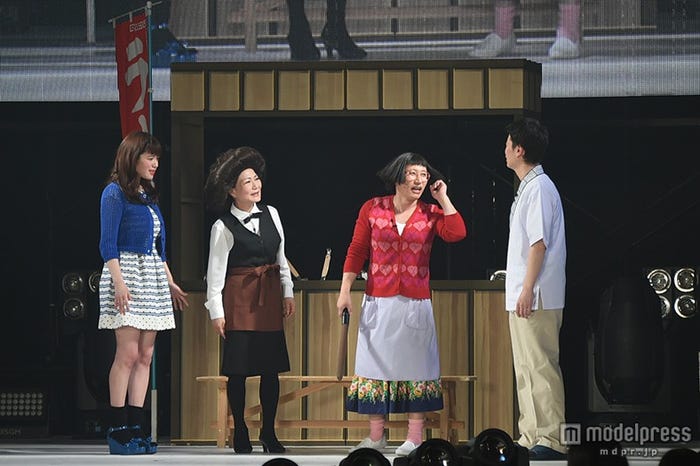 新喜劇に参加した筧美和子(左端)