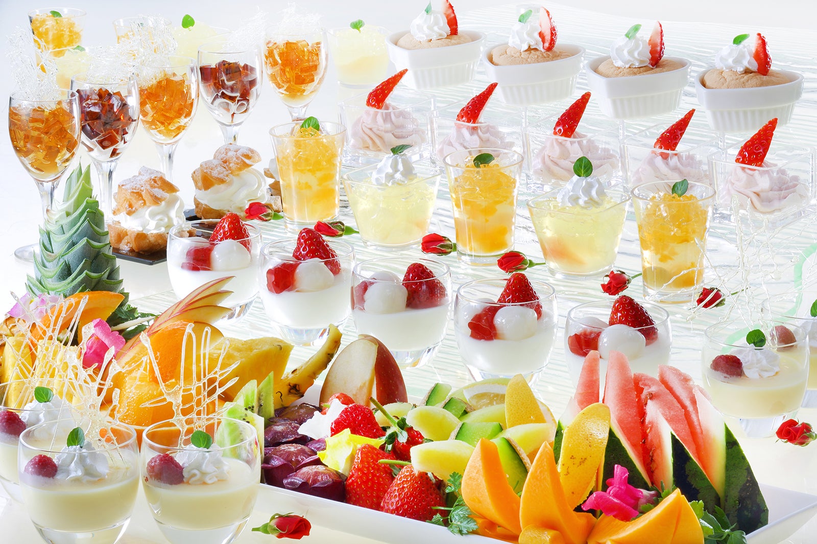 色とりどりのゼリーやケーキが並ぶ人気のデザートコーナー／画像提供：あさやホテル