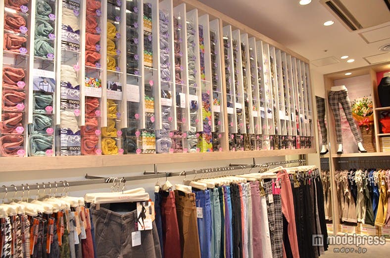 スキニーやテーパードなど好みのシルエットや色・柄が選べる