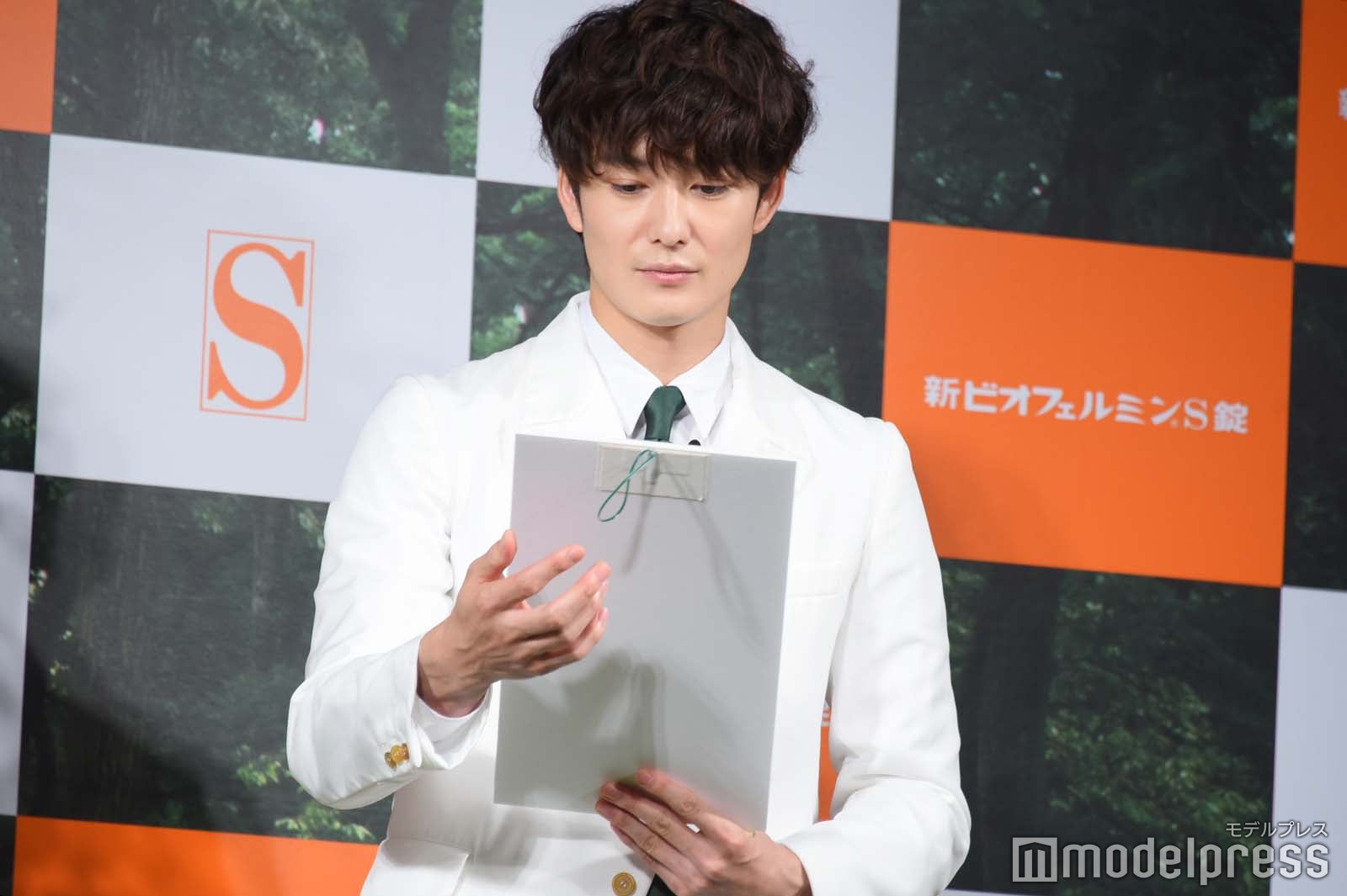 七夕の願い事を書き終わった岡田将生（C）モデルプレス