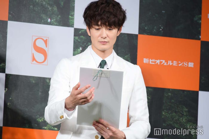 七夕の願い事を書き終わった岡田将生(C)モデルプレス