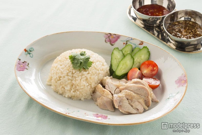 チキンとごはんを炊飯器で一緒に炊き込み「海南鶏飯」