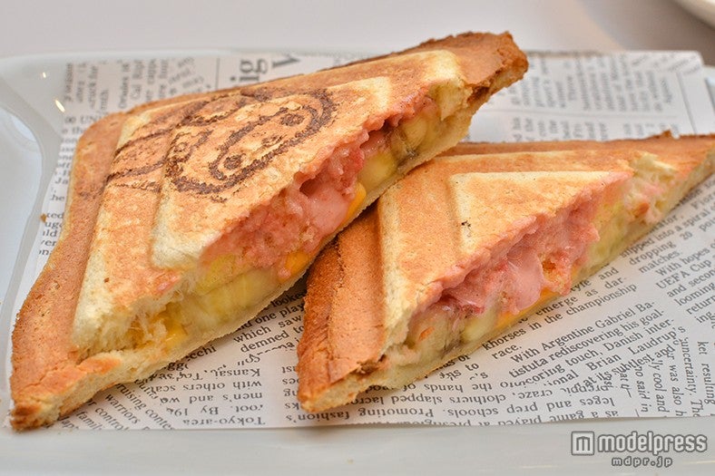 ラズベリーケーキとバナナ入りの「マイメロディのスイートホットサンド」680円
